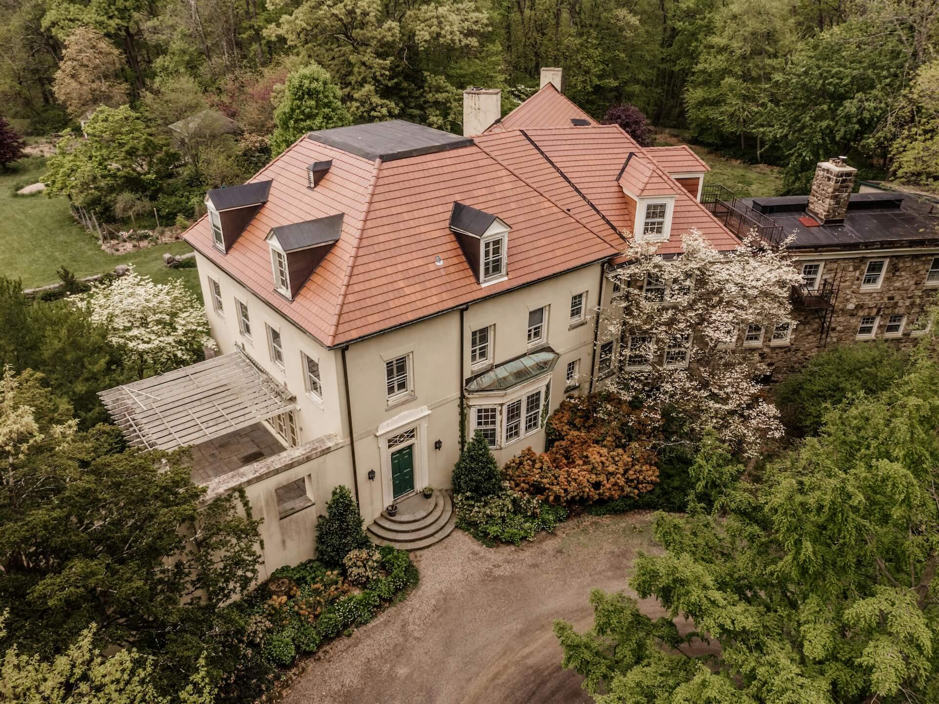 Woningpresentatie 2.0: waarom makelaars steeds vaker kiezen voor dronevideo's