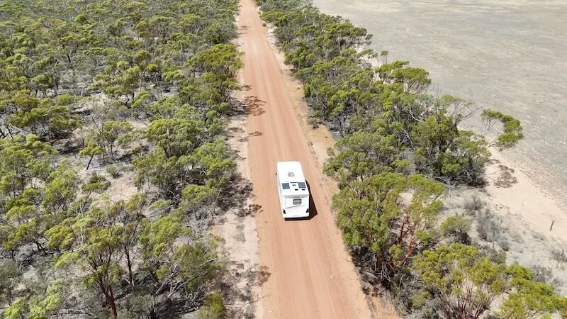 Perth, WA – Truck‑camper op gravelroad